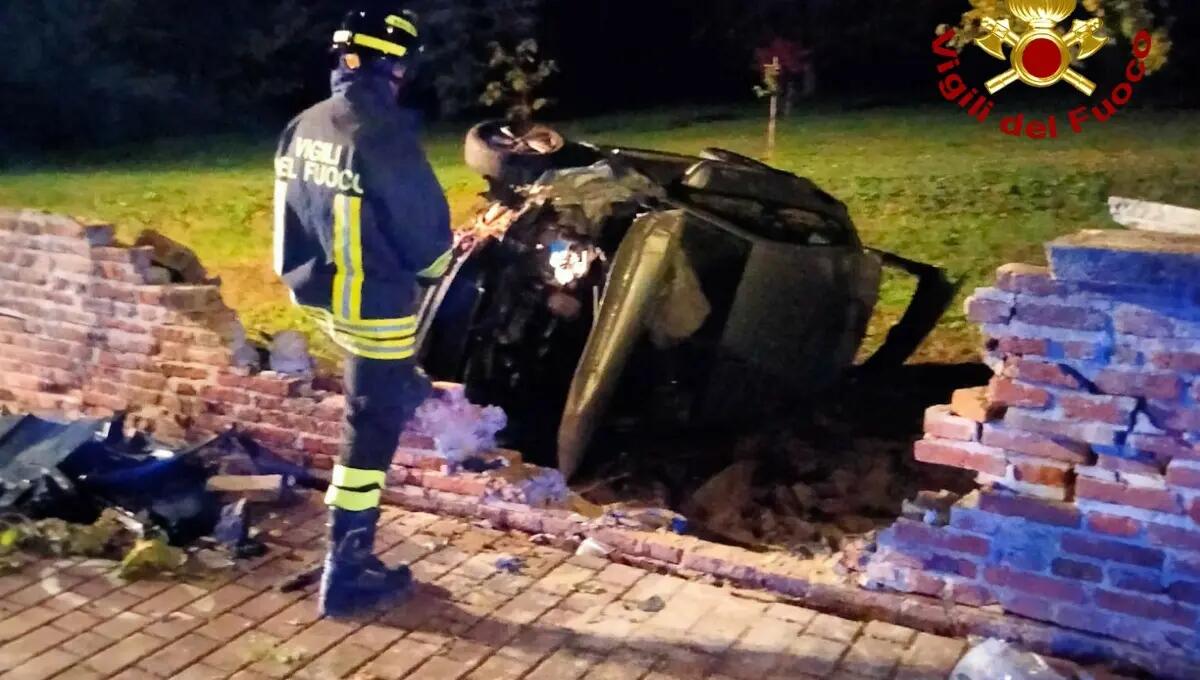 Sbanda con l'auto e finisce nel prato di una villa: grave una 26enne - 