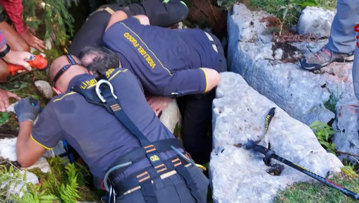 Zoe cade in una fessura carsica: Yorkshire salvata dai pompieri dopo 3 ore - 