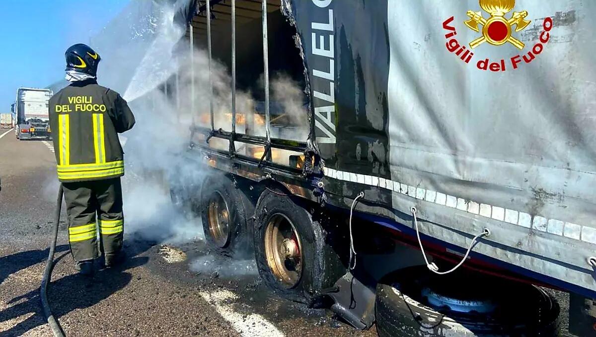Tir prende fuoco in A4, l'autista stacca la motrice appena in tempo - 