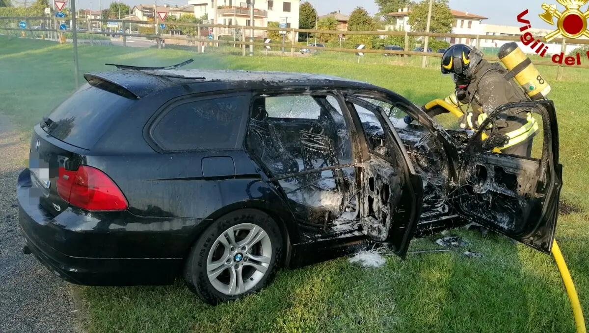 Bmw prende fuoco durante il viaggio: danni gravi, illeso il conducente - 