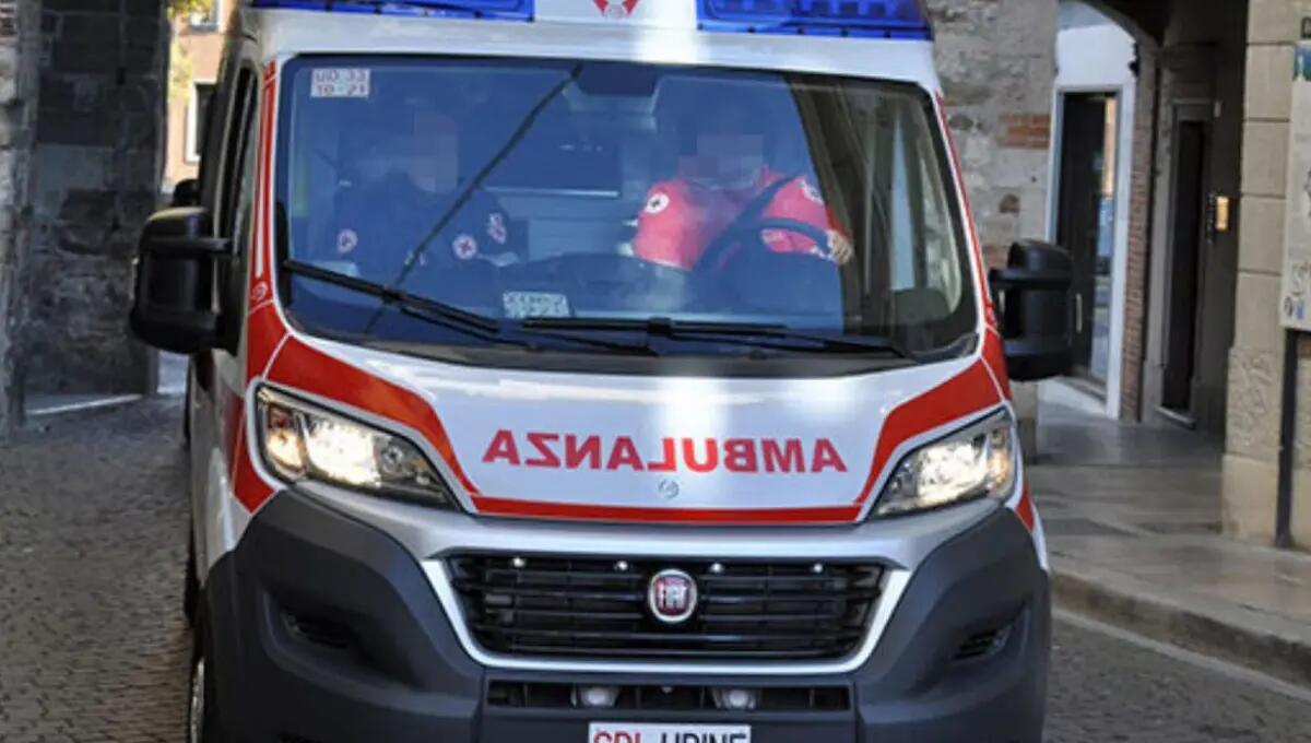 Colto da infarto al bar, rianimato dai sanitari: è gravissimo - 