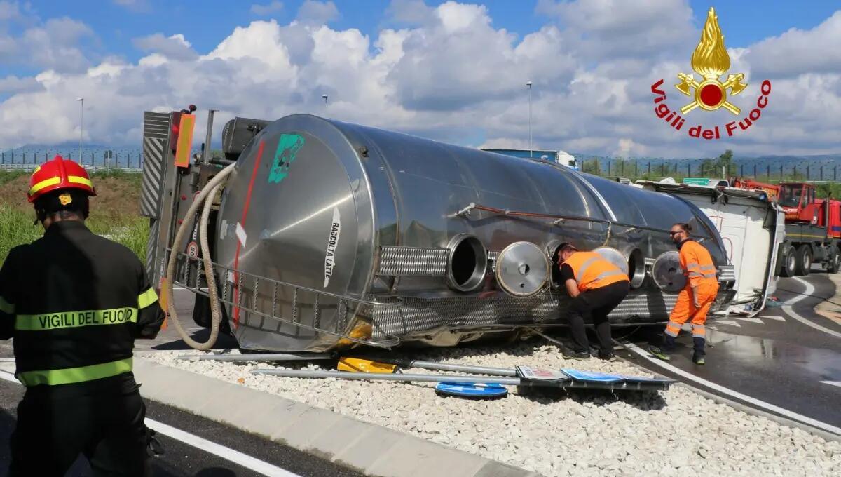 Autocisterna del latte si ribalta alla rotonda: ferito il conducente - 