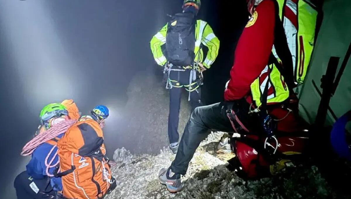 Si perdono sui monti, poi cala la notte: paura per 2 papà e 4 minorenni - 