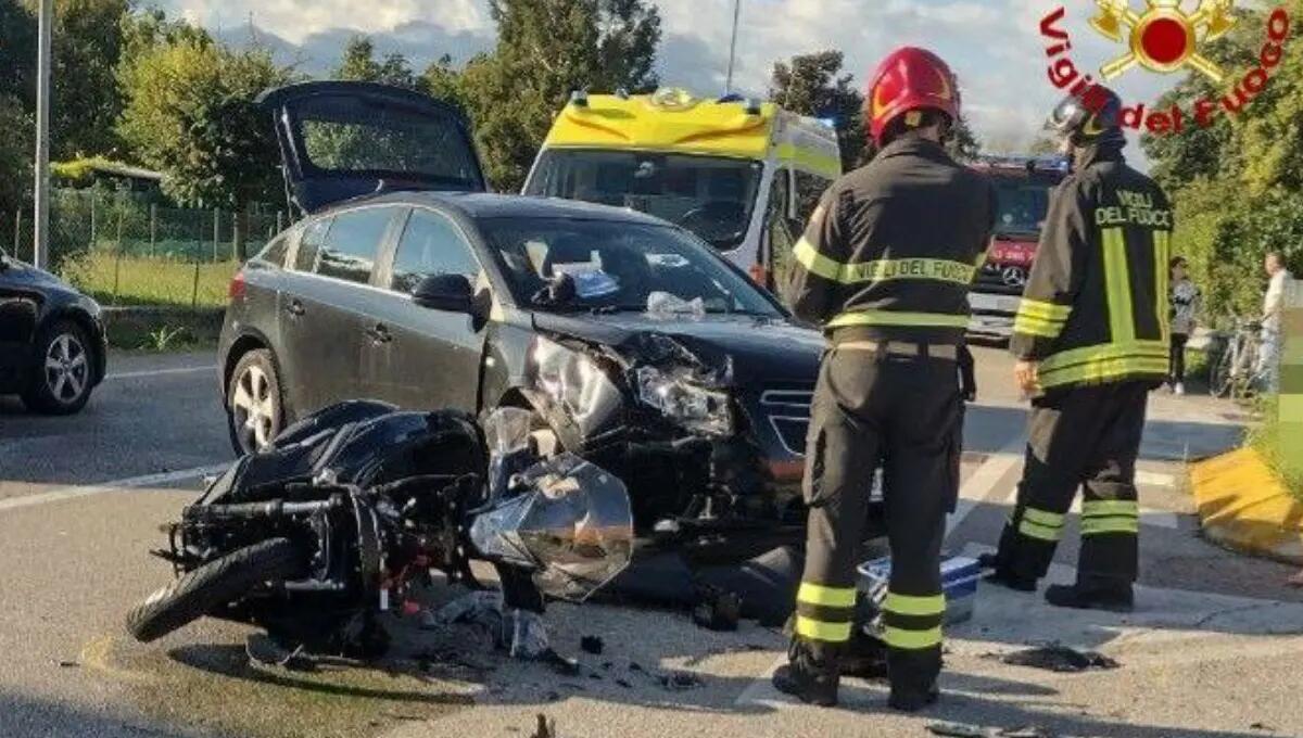 Scontro tra auto e scooter a Pordenone: un ferito - 