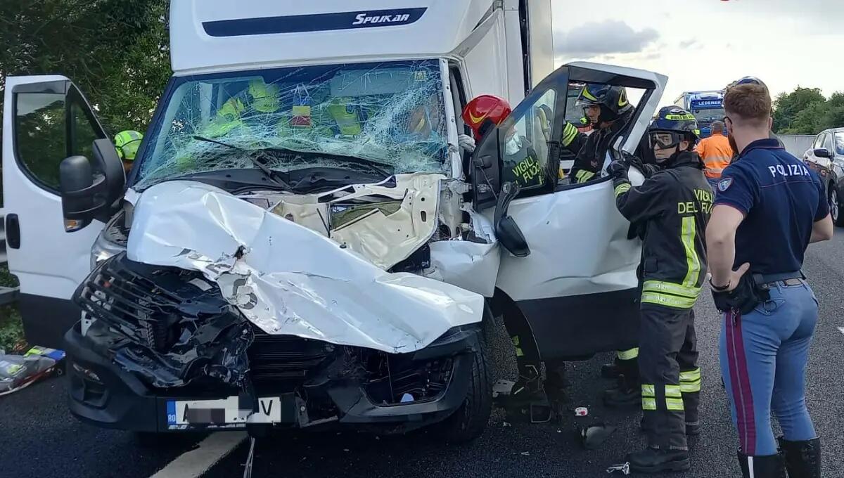 Tamponamento in A4 tra furgone e Tir: un ferito, incastrato tra le lamiere - 