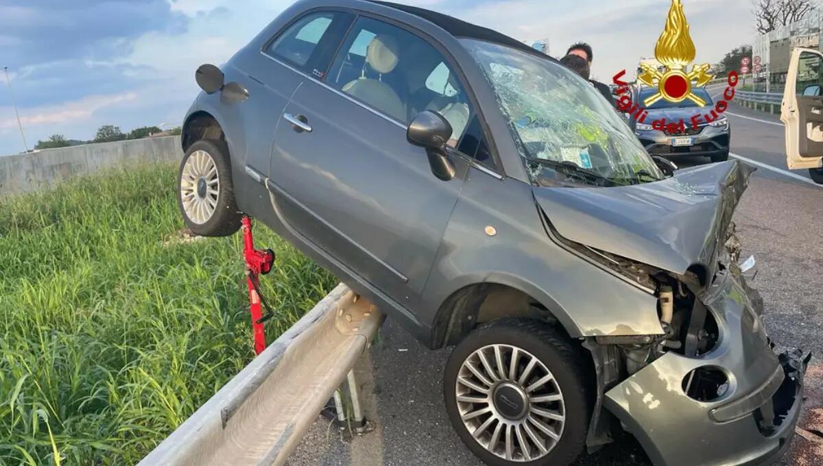 Scontro frontale tra due auto, la Fiat 500 finisce sopra il guard-rail: 2 feriti - 