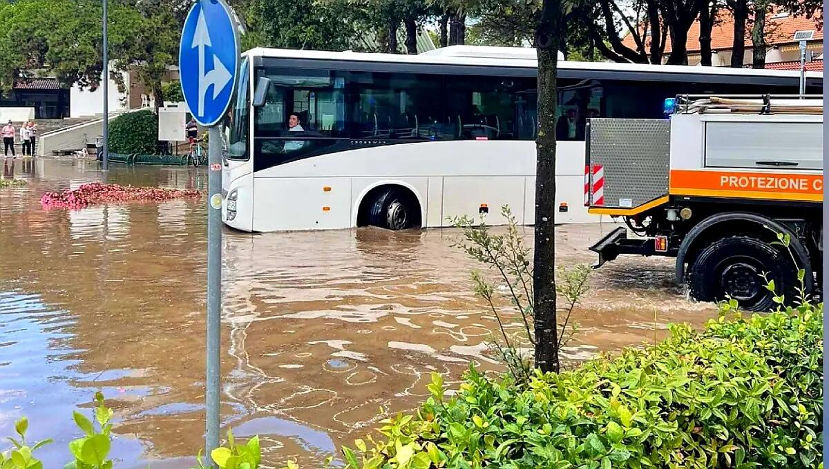 Maltempo, strade allagate a Bibione e Lignano. Danni d'acqua a Gorizia e Trieste - 
