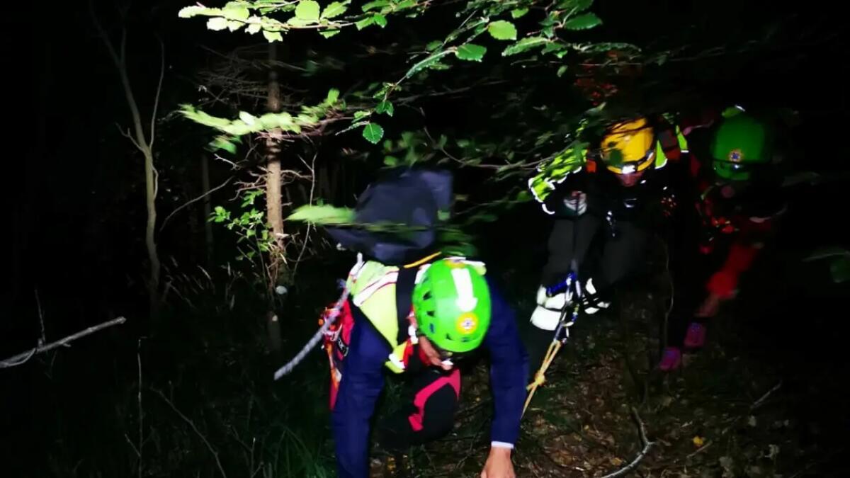 Bloccato sul greto del torrente al buio con la figlia piccola: recuperato 35enne e bimba di 6 anni - 
