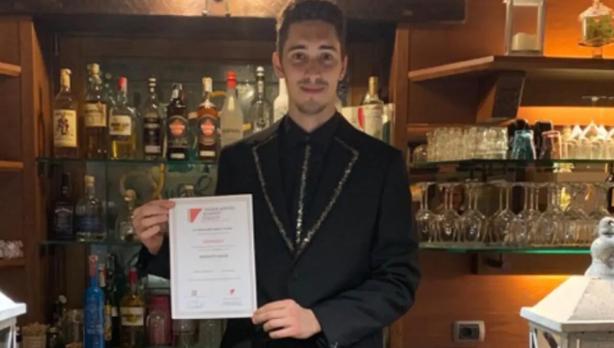 Michele Piagno (barman friulano) brinda ai successi del suo allievo Davide Grossutti - 