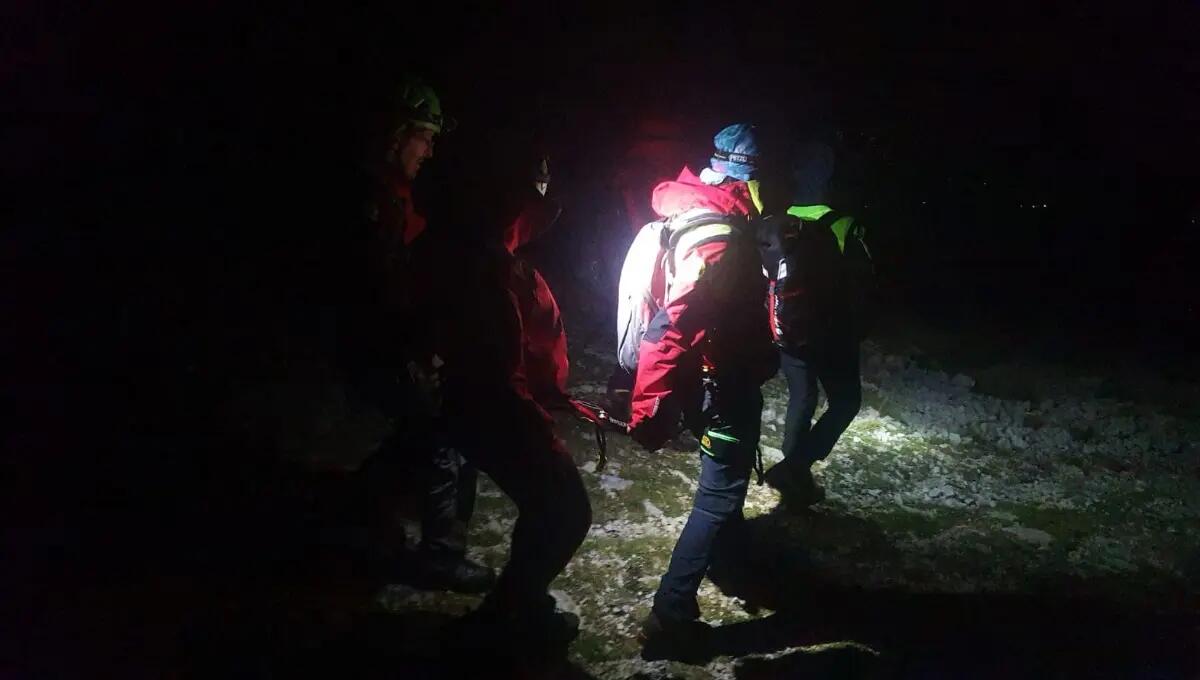 Colti dal buio, molto spaventati con bimba di 9 anni: soccorsa famiglia - 
