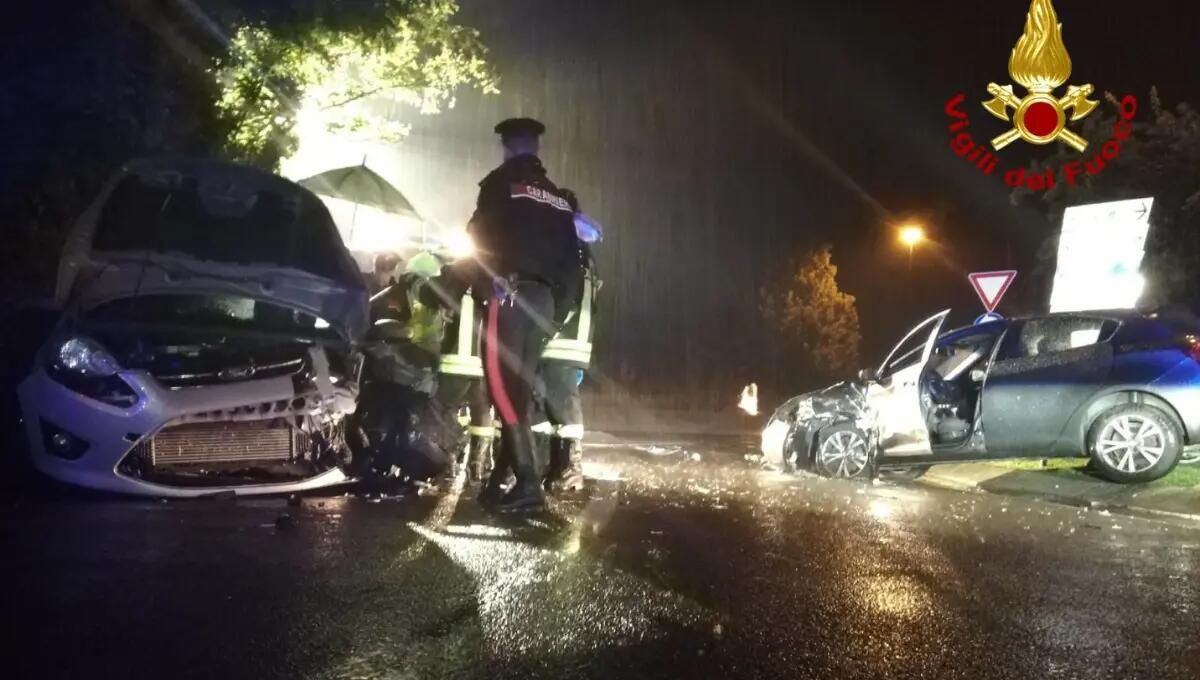 Violento scontro tra due auto nella notte: feriti i conducenti - 