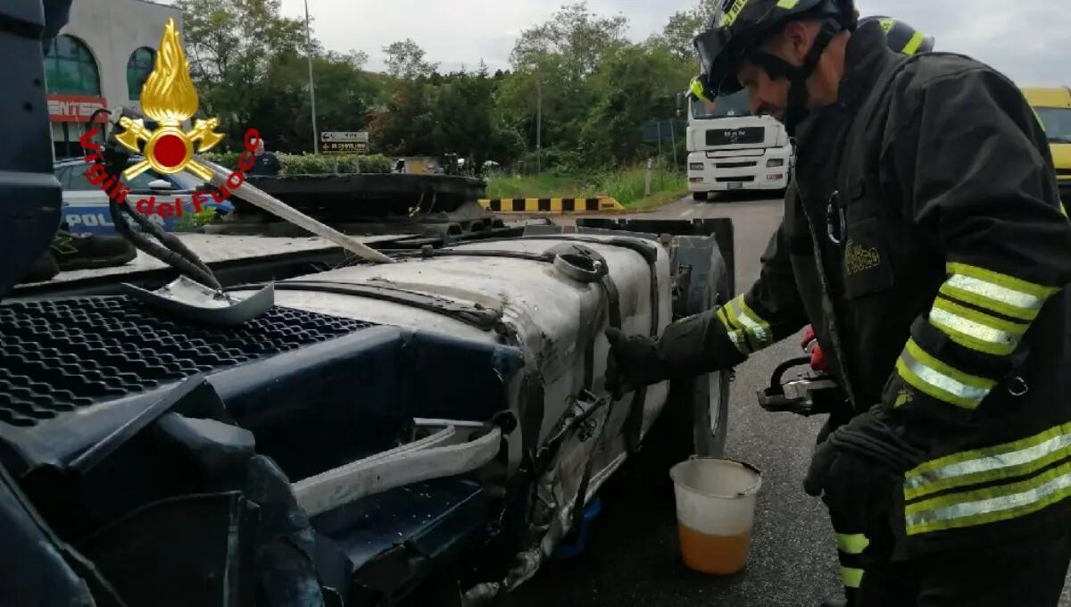 Auto invade la corsia opposta e si scontra con un mezzo pesante - 