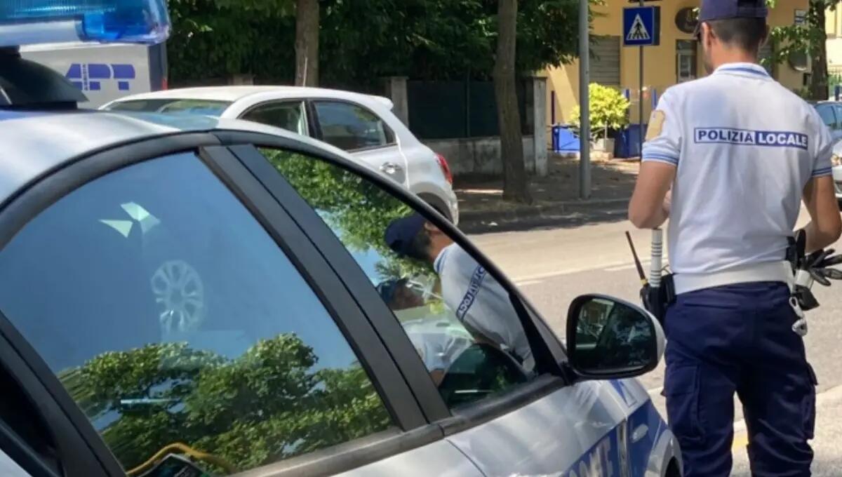 Ruba una carta di credito ed acquista alcolici: denunciato un romeno - 