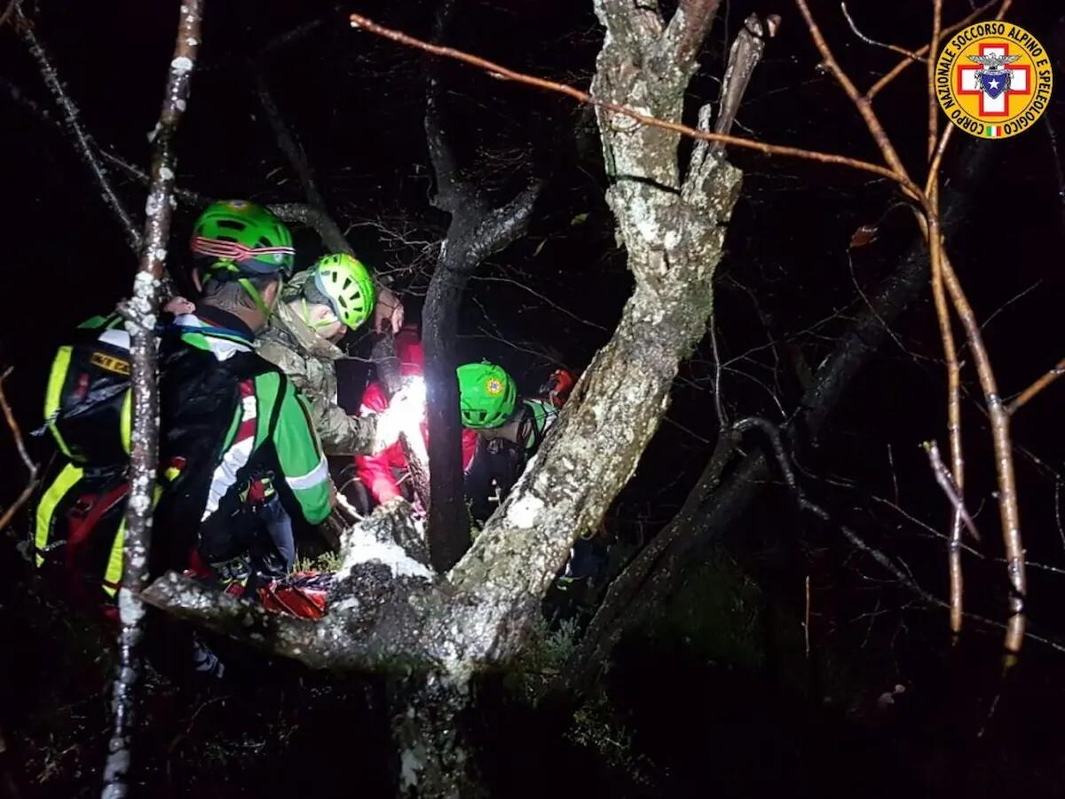 Dobermann cade nel dirupo, 27enne si ferisce per recuperarlo: soccorsi nella notte - 