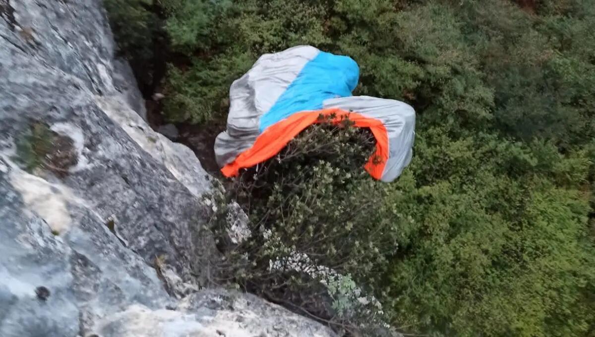 Base jumper rimane appeso in parete: soccorso - 