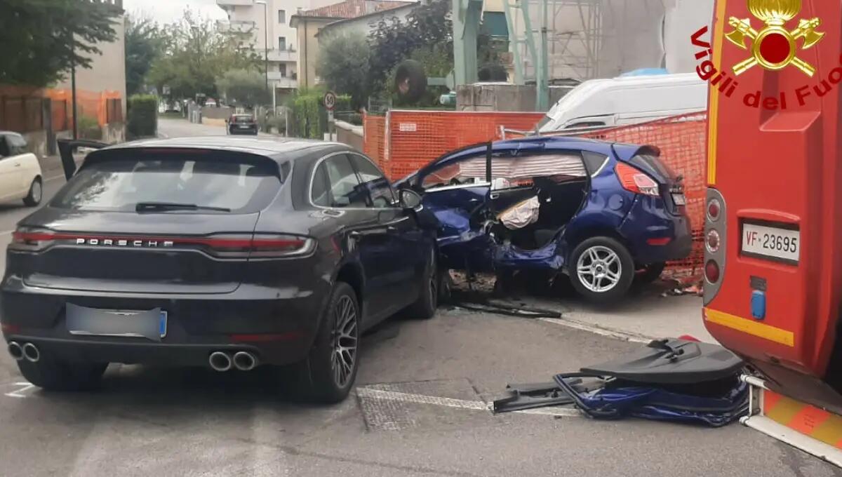 Scontro tra una Porsche Cayenne e una Ford Fiesta: donna ferita, incastrata tra le lamiere - 