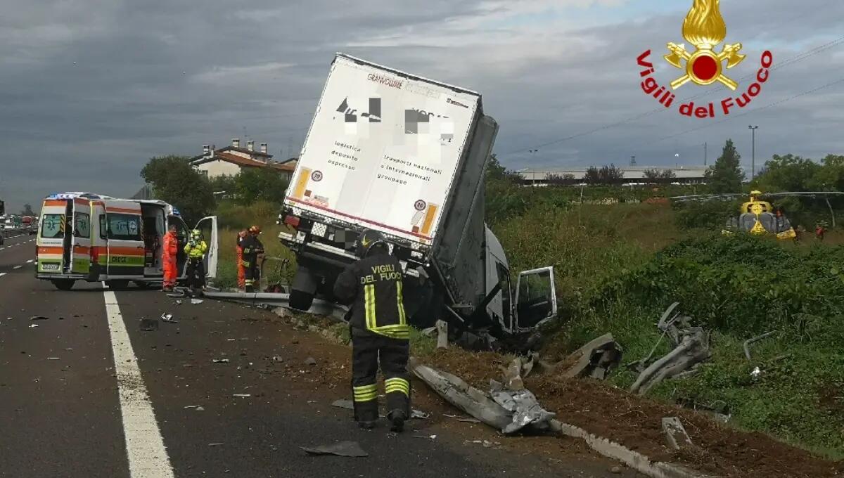 Maxi incidente in A4: coinvolti un mezzo pesante, 3 auto e un furgone - 
