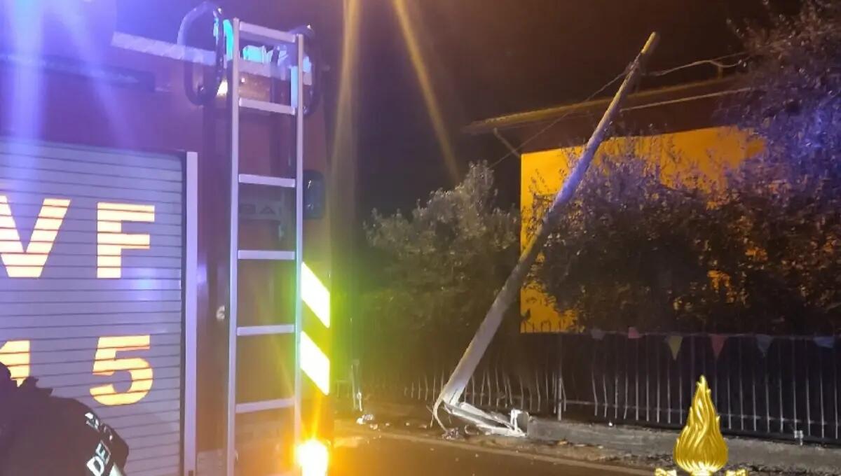 Perde il controllo della moto e si schianta contro un palo: ferito gravemente il centauro - 