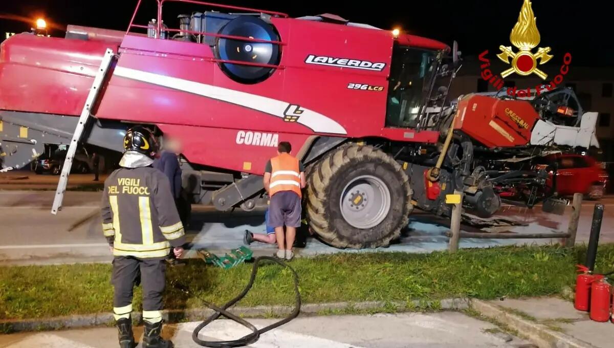 Fiamme dalla mietitrebbia, il conducente doma il rogo con alcuni estintori - 