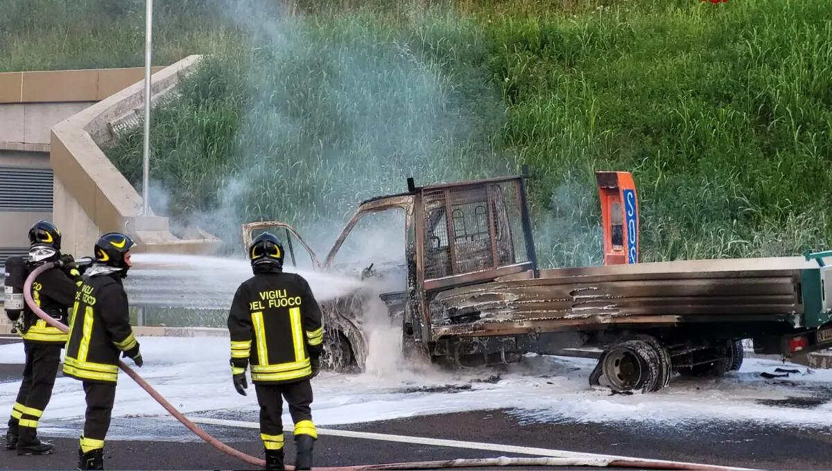 Furgone a fuoco, il conducente accosta e scende in tempo - 
