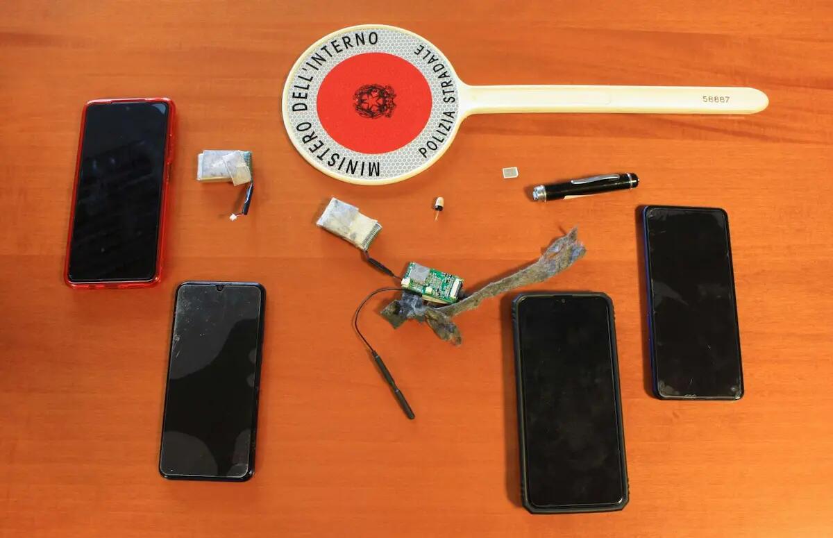 Microcamera e auricolari, truffa all'esame della patente: denunciate due donne - 