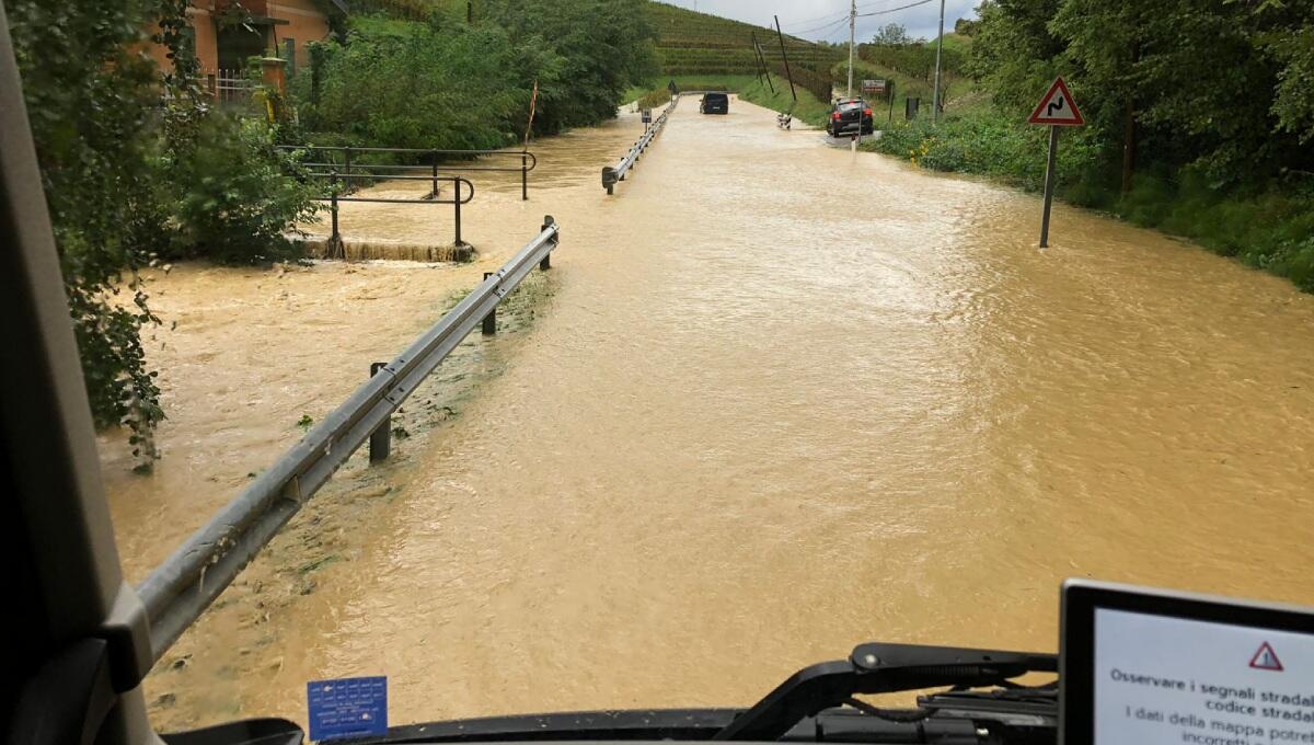 Maltempo, allagamenti strade-case e smottamenti nel territorio di Prepotto (UD) - 