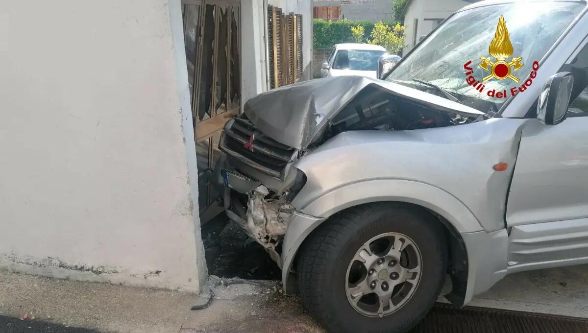 Fuoristrada piomba contro l’ingresso del sottoscala di un’abitazione - 