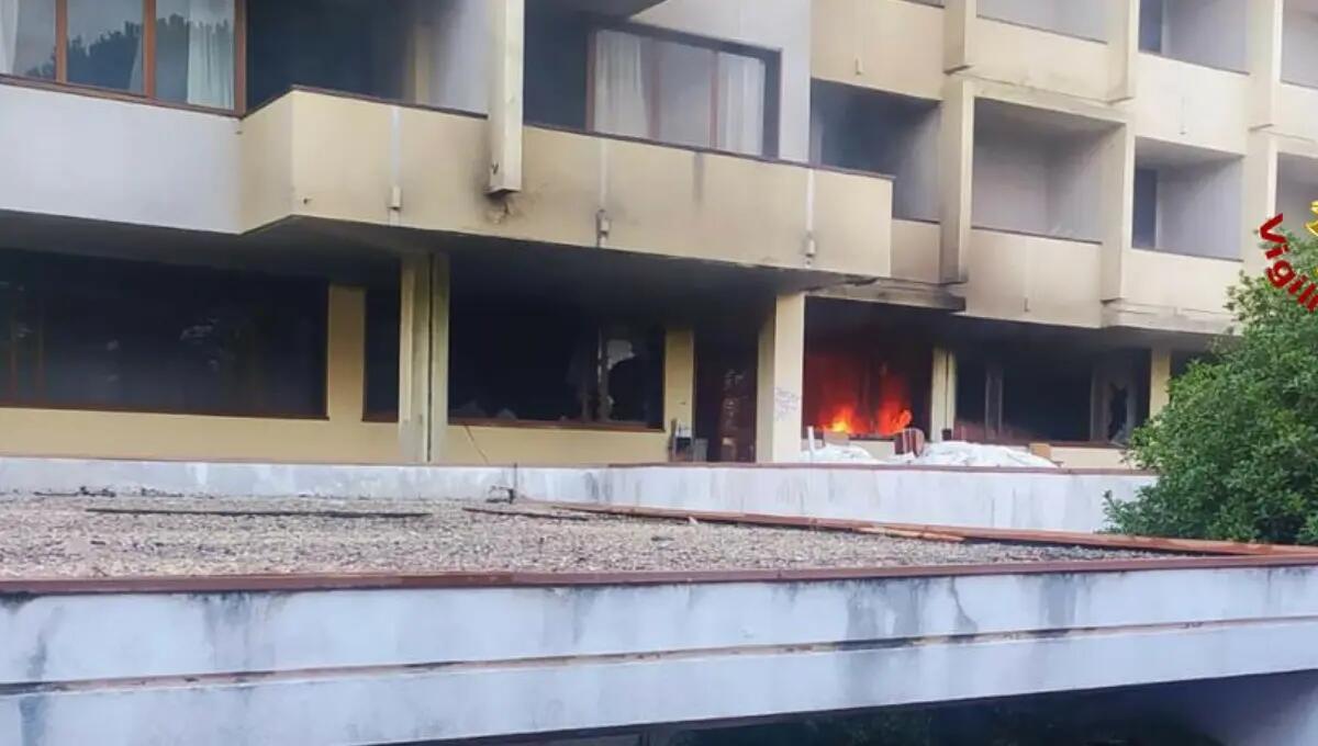 Incendio in un Hotel dismesso: i pompieri domano le fiamme - 