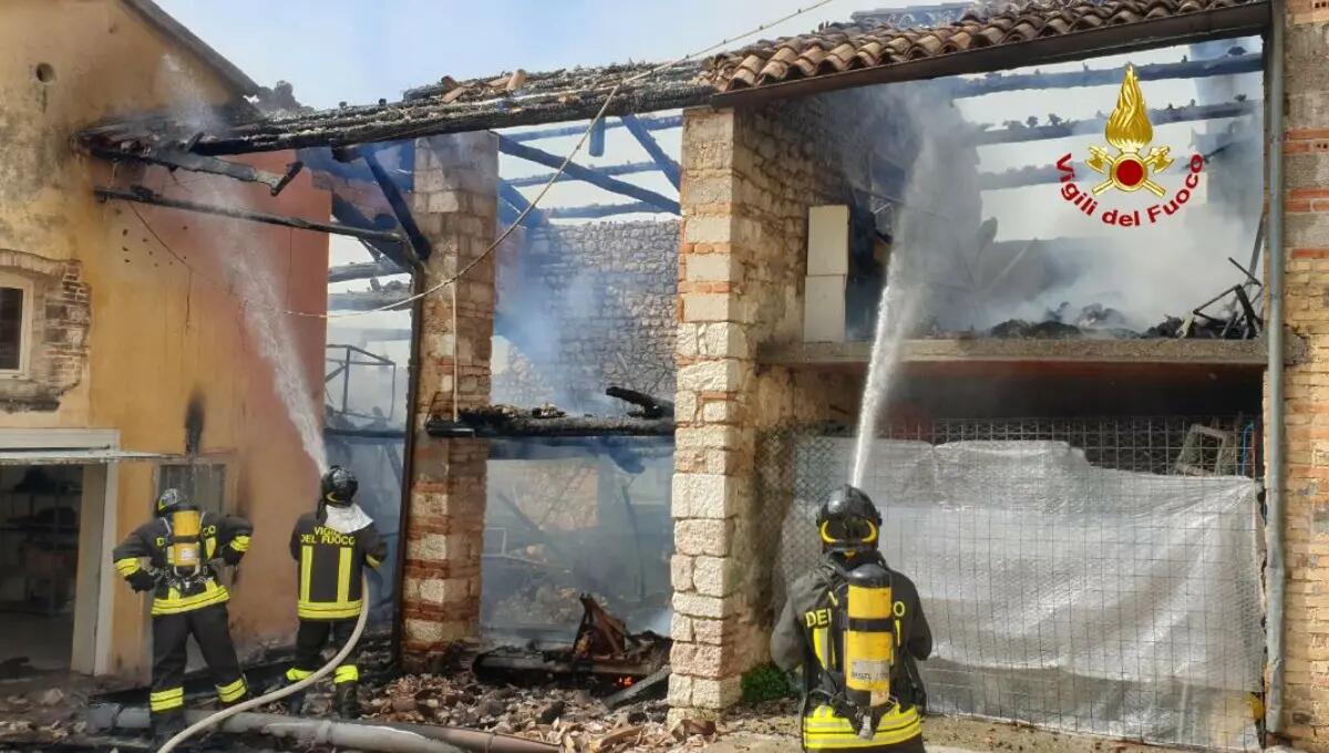 A fuoco un ricovero attrezzi in una vecchia struttura rurale: nessun ferito - 