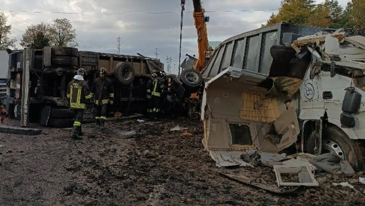 Scoppia uno pneumatico, autotreno si ribalta in A4: autista incastrato, ferito - 