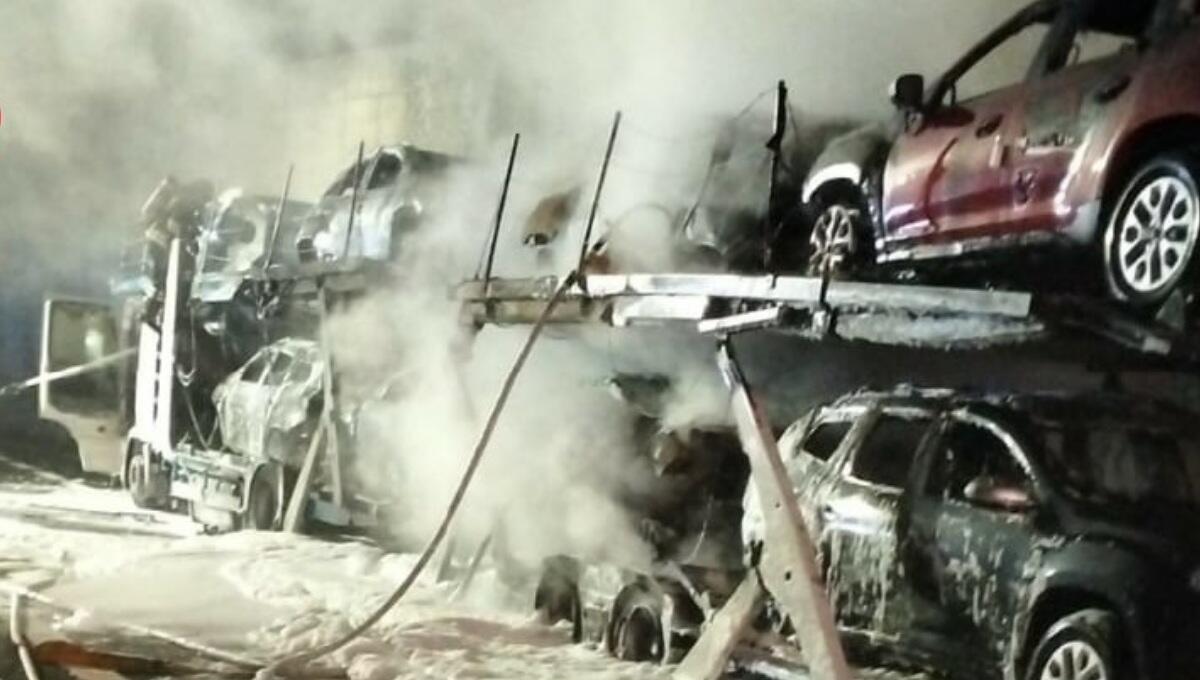 Maxi incendio in A4, a fuoco una bisarca: distrutte 8 automobili - 