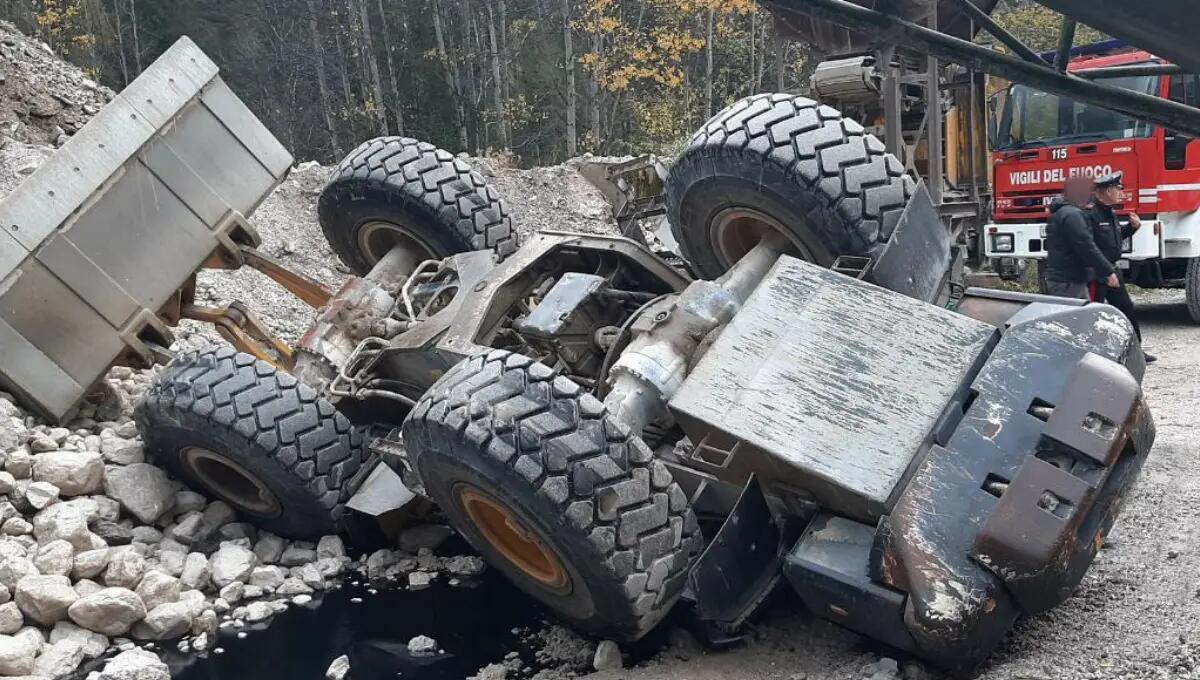 Si ribalta con la pala meccanica: operatore 59enne morto sul colpo - 