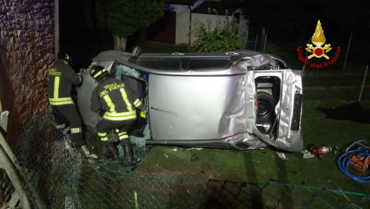 Piomba con l'auto nel giardino di una casa: grave un giovane - 