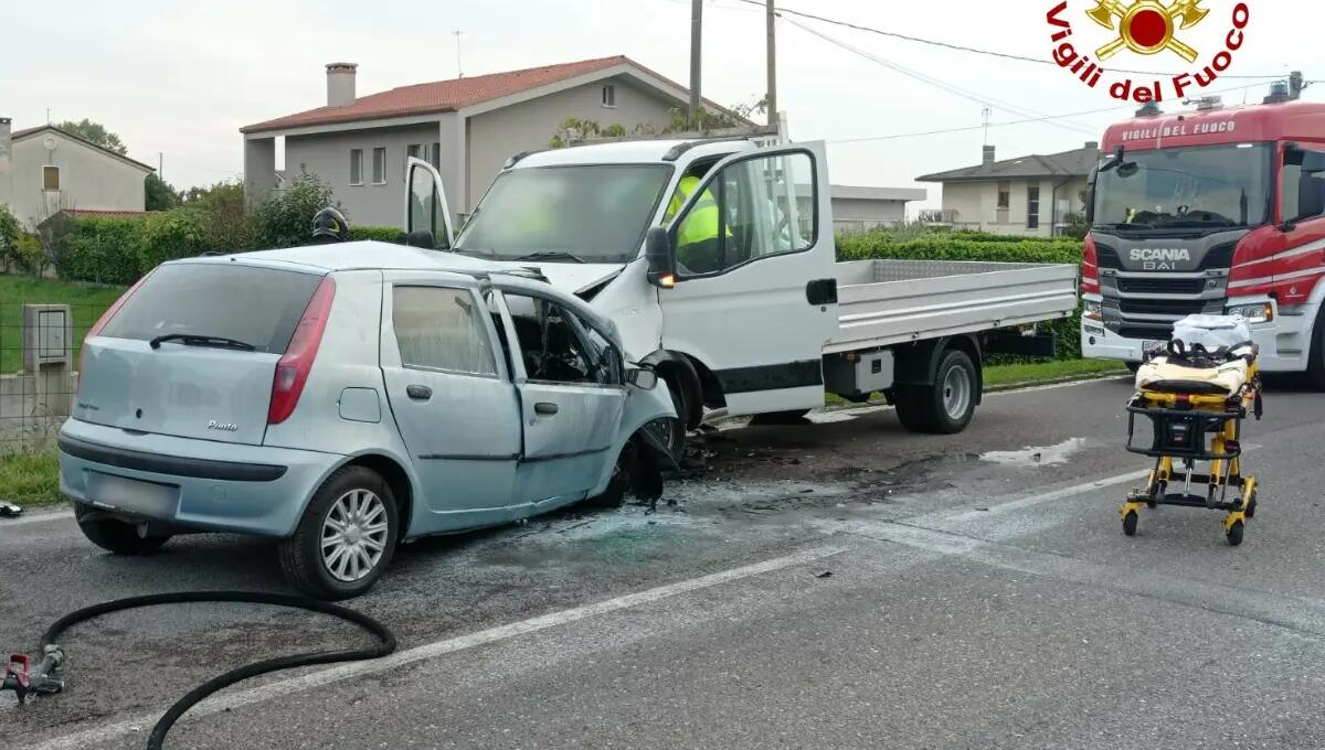 Drammatico scontro frontale: 19enne morto sul colpo, 75enne gravissimo - 
