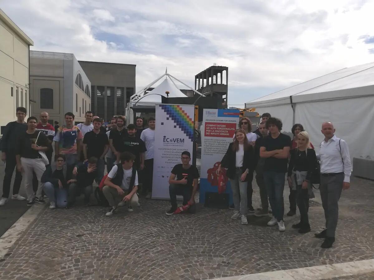 Gli studenti degli ITS friulani con Comet alla Maker Faire, alla scoperta della microelettronica - 