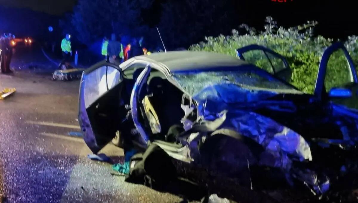 Frontale tra due auto, una si ribalta: 3 feriti, 2 gravissimi - 