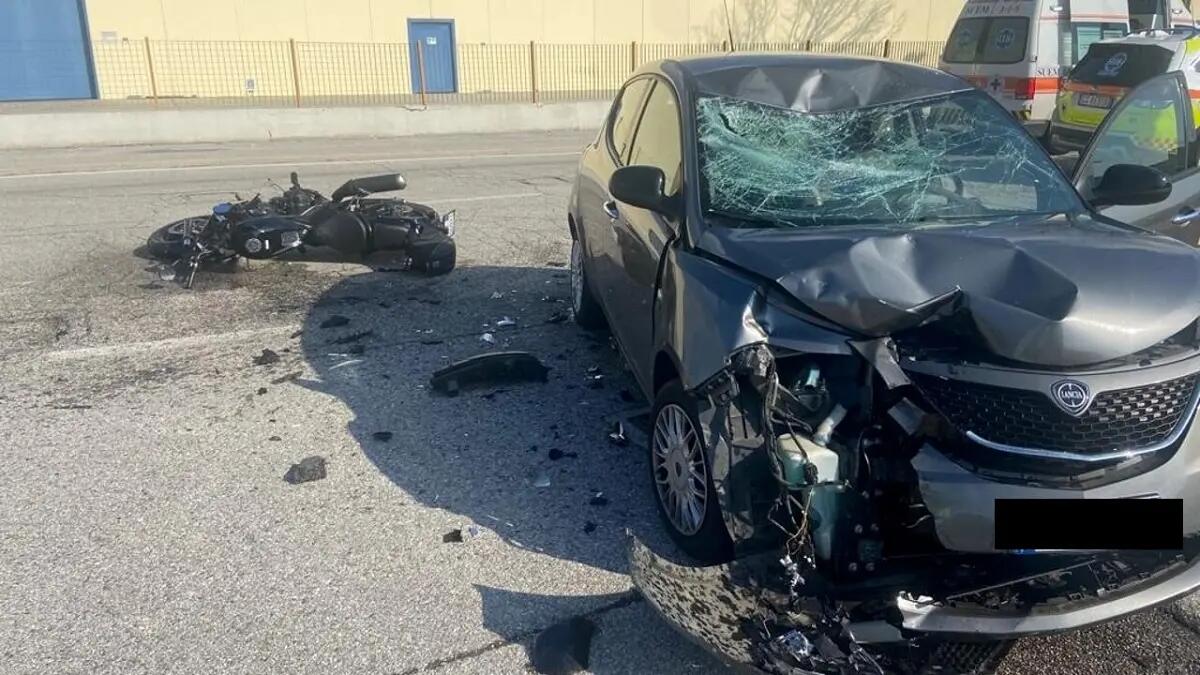 Pauroso scontro tra moto ed auto: centauro 48enne morto sul colpo - 