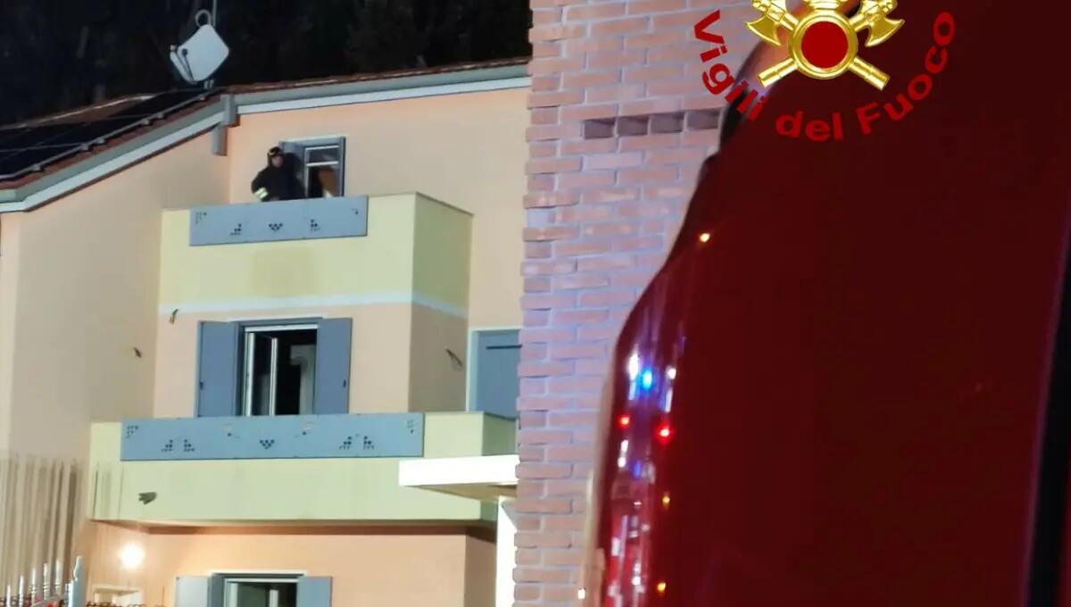 Paura nella notte, a fuoco una camera in abitazione: illesa la famiglia - 