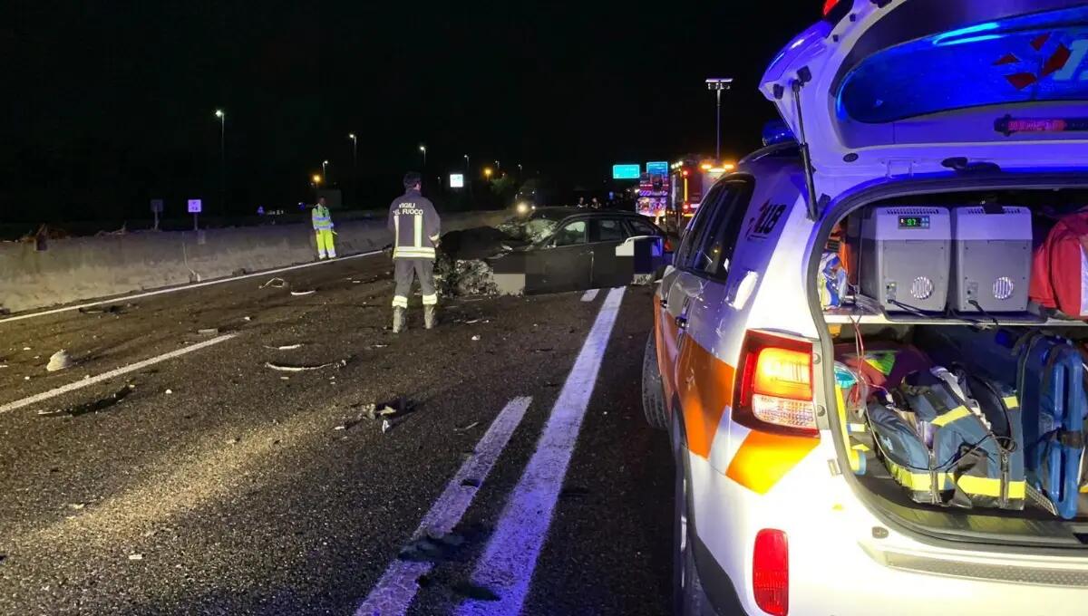 Tamponamento tra auto e camion in A28: tre feriti gravi - 