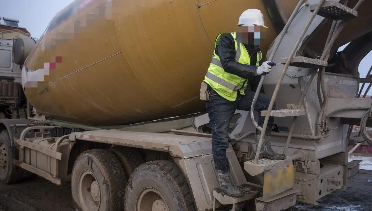 Colpito al volto dal braccio della betoniera: grave un 41enne - 
