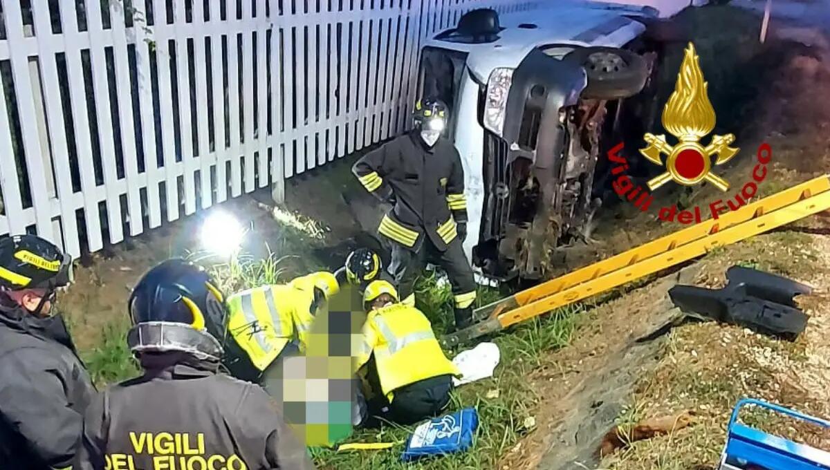 Furgone del pane si ribalta in un fossato: ferito il conducente - 