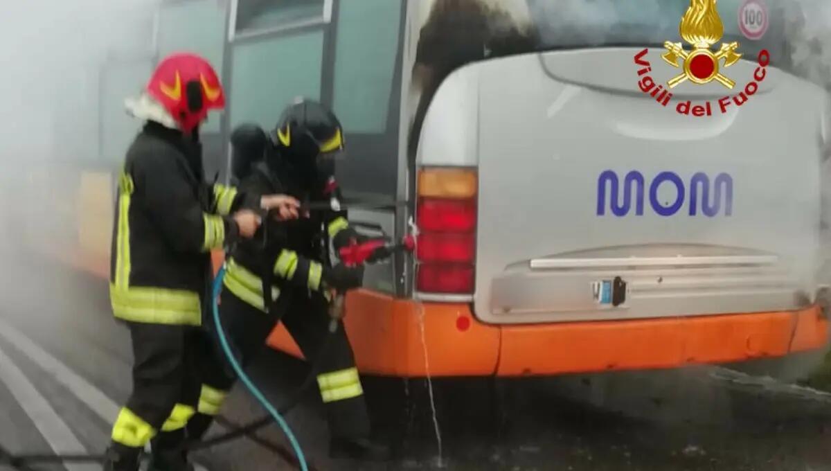 Bus a fuoco, l'autista mette in salvo tutti i passeggeri - 
