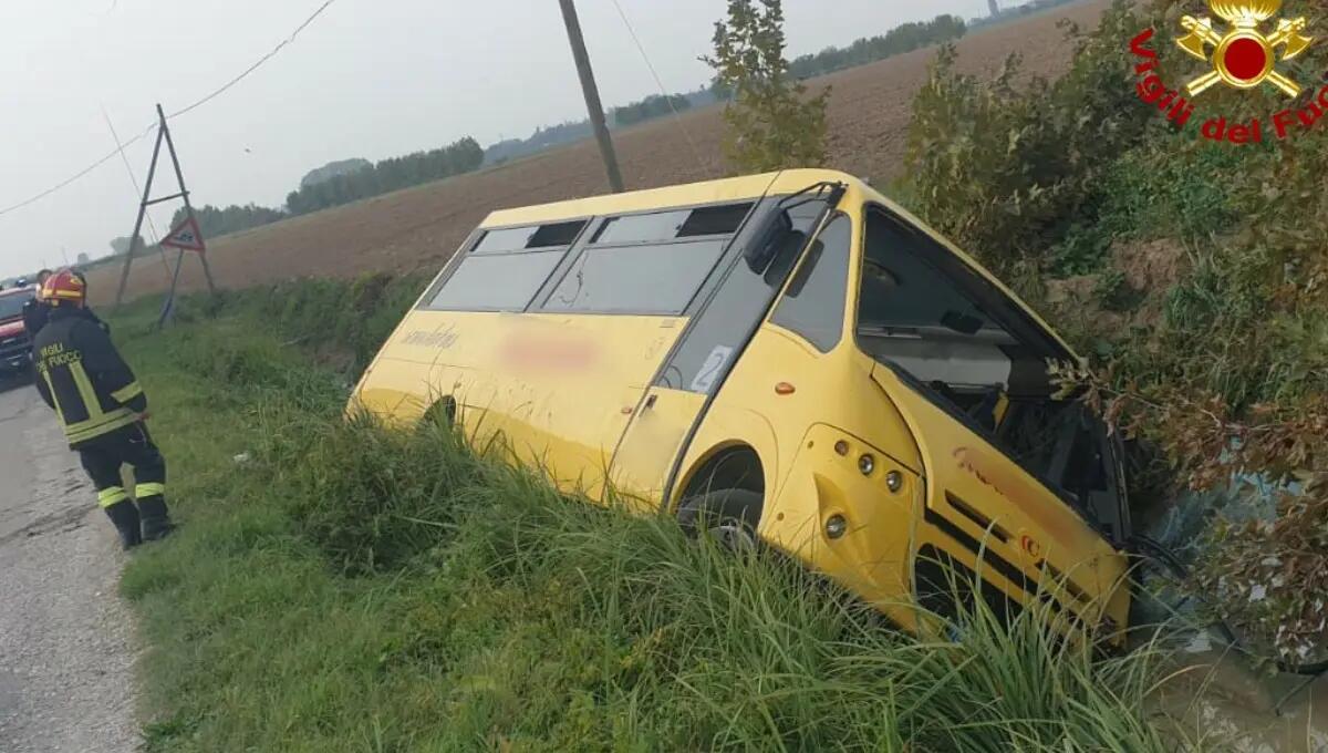 Scuolabus fuori strada con 9 bambini: l'autista era ubriaco - 