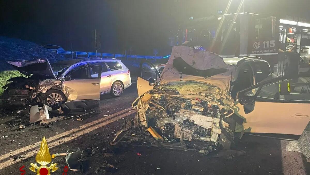 Pauroso scontro tra due auto sulla Tangenziale: 4 feriti, 2 sono gravi - 