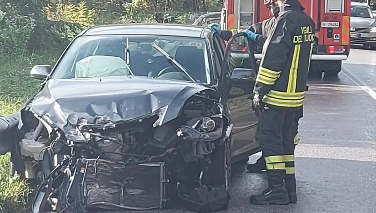 Anziano si schianta con l'auto: due infermiere fuori servizio lo salvano - 