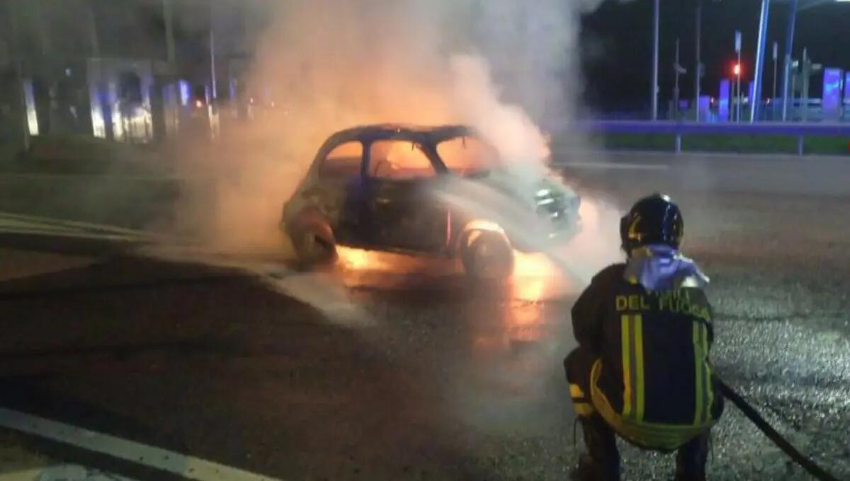 Fiat 500 anni 60 a fuoco all'uscita del casello: distrutta - 