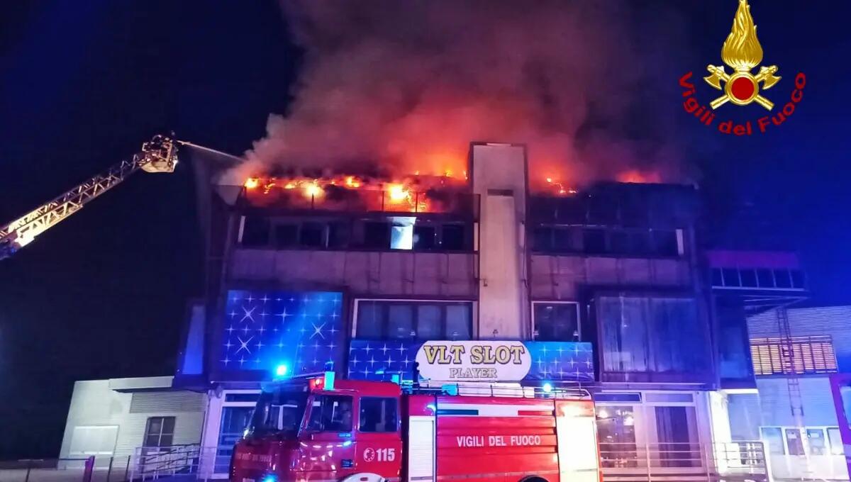 Fiamme nella notte al night "Vanity club": danni ingenti - 