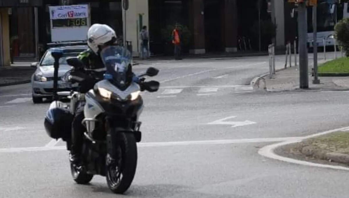 Guidava l'auto con la patente scaduta da quattordici anni: sanzionata - 