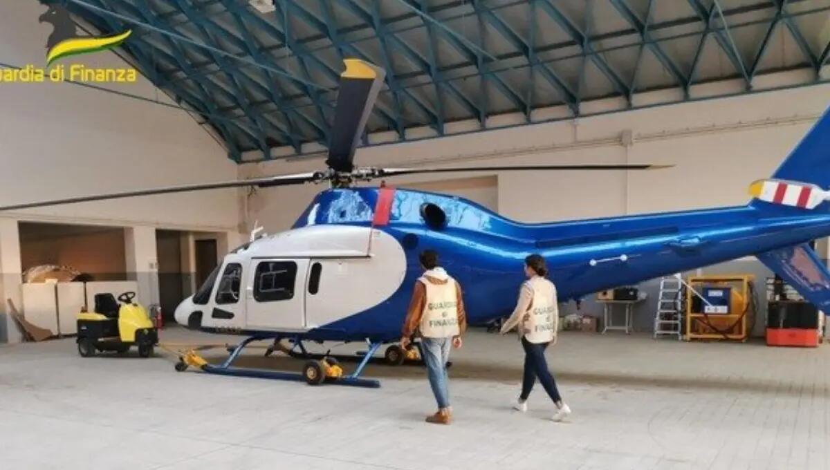 Voli mozzafiato sulla Laguna, ma senza autorizzazioni: sequestrati due elicotteri - 