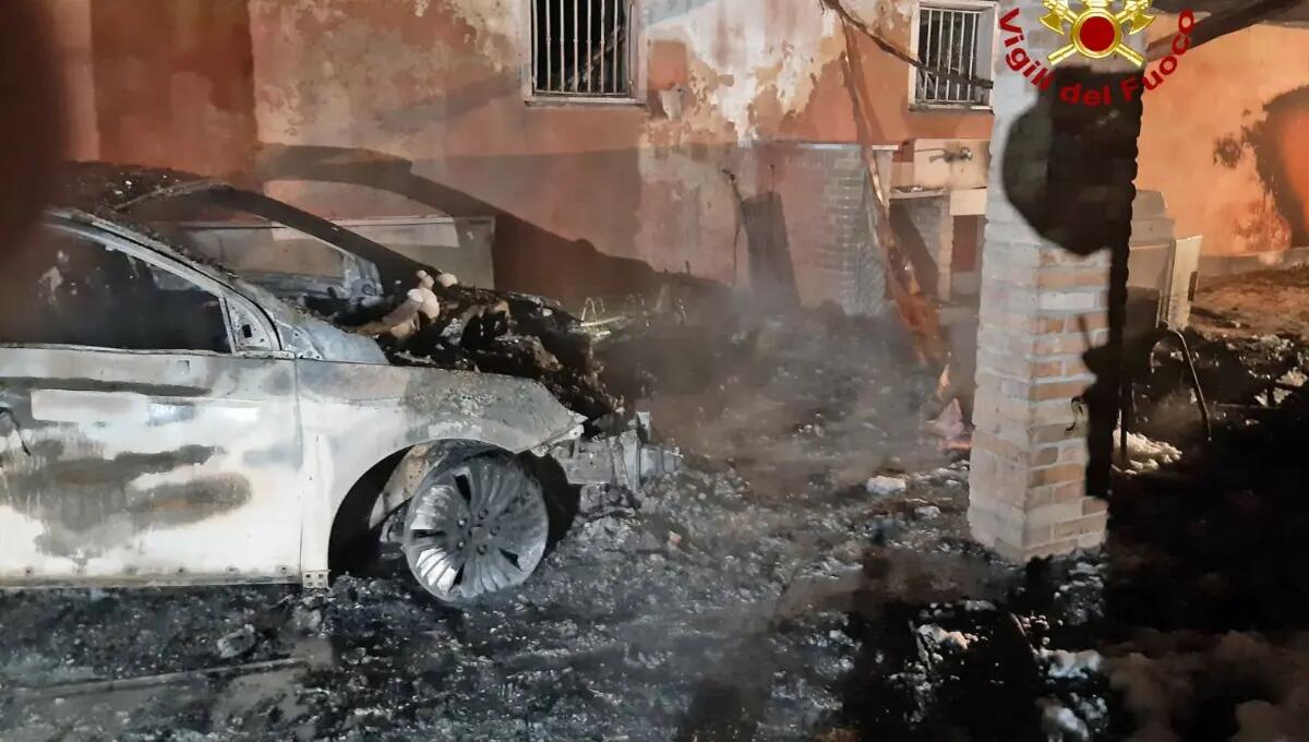 Paura nella notte a Quarto d'Altino: bruciano tre auto e una barca - 